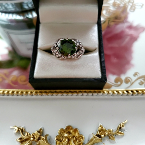 Jewelry - 💎Gorgeous Peridot gemstone ring